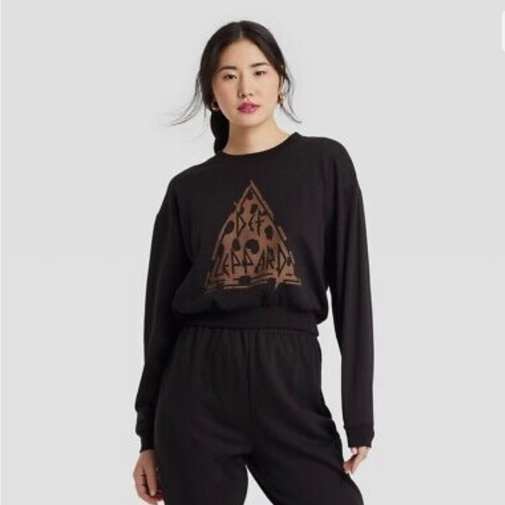 WOMEN'S Def Leppard Graphic Cropped Sweatshirt Black w/ Leopard Print